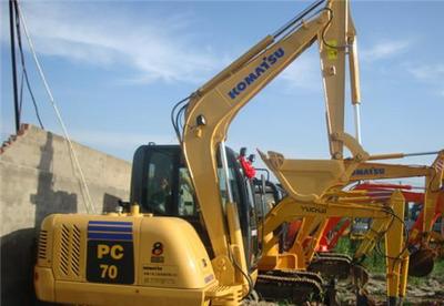 二手挖掘機選購指南 上海功勤工程機械為您提供全國包運的優質二手60、70、120、200型挖掘機